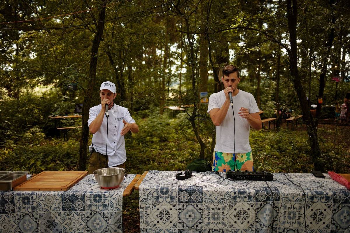 Stejně jako vaření, hudba jej bavila odmalička, svá první vystoupení dělal v dnes už zaniklém Bamboo klubu ve Zlíně. "Prostě jsme jen tak blbli," směje se s tím, že už teď ale bude muset jít, protože s Tomášem musí probrat, co budou vařit následující týden.