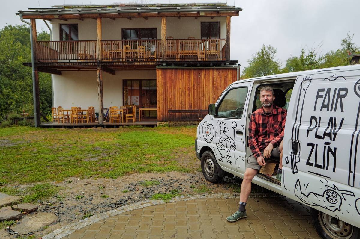 Tomáš Černý rozjel při lesní školce ve Velíkové u Zlína zdravou jídelnu Fair Play Zlín a dodává jídlo i do dalších školek a dětských skupin v okolí.