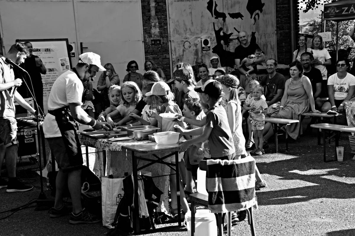 Kromě vaření je Járovou vášní hudba. Ta z něj dělá celebritu na místních kulturních akcích, kde pod svou značkou jako kuchař Jára beatboxuje a do toho dětem chystá jídlo.