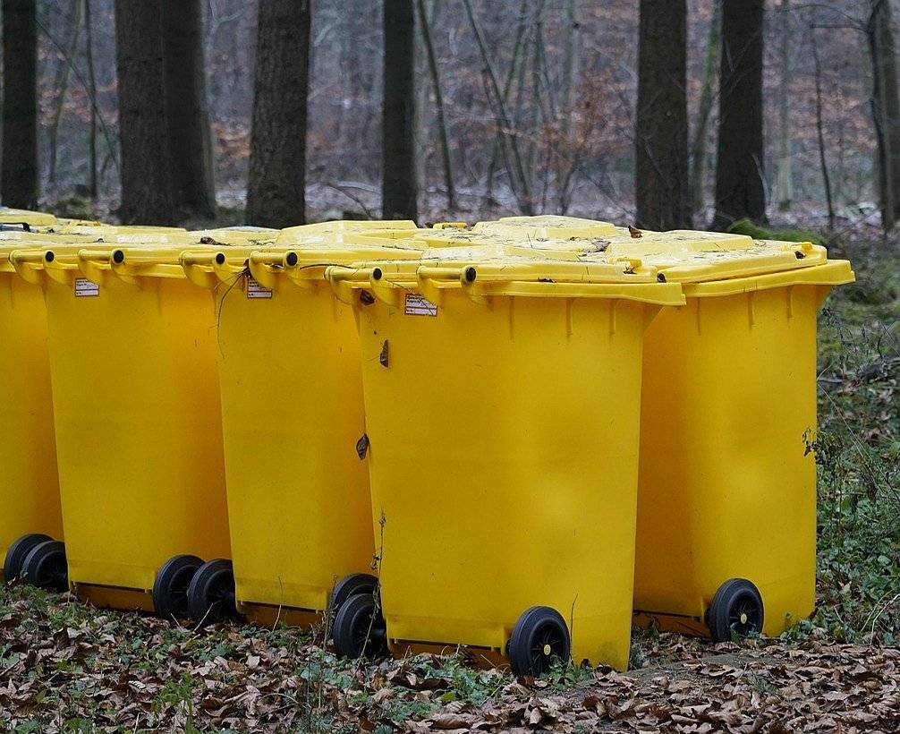 Vážení občania, pripomíname, že zajtra bude zber plastov. Nezabudnite preto včas vyložiť žltú nádobu.