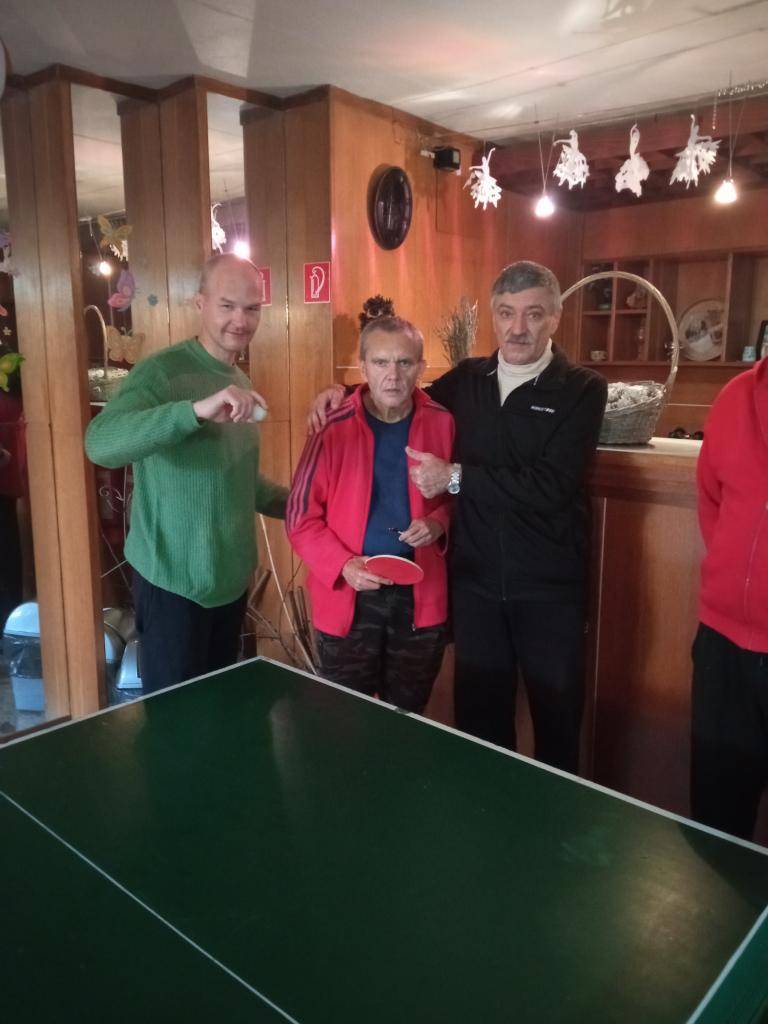 Dnes v rámci športových hier sa uskutočnil pingpongový turnaj, ktorý naši prijímatelia obľubujú, pretože si radi merajú sily v takýchto športových aktivitách.  Dnes tento turnaj vyhral pán Ján, na druhom mieste sa umiestnil pán Vladimír a tretie miesto patrilo pánovi Stanislavovi.  Gratulujeme 