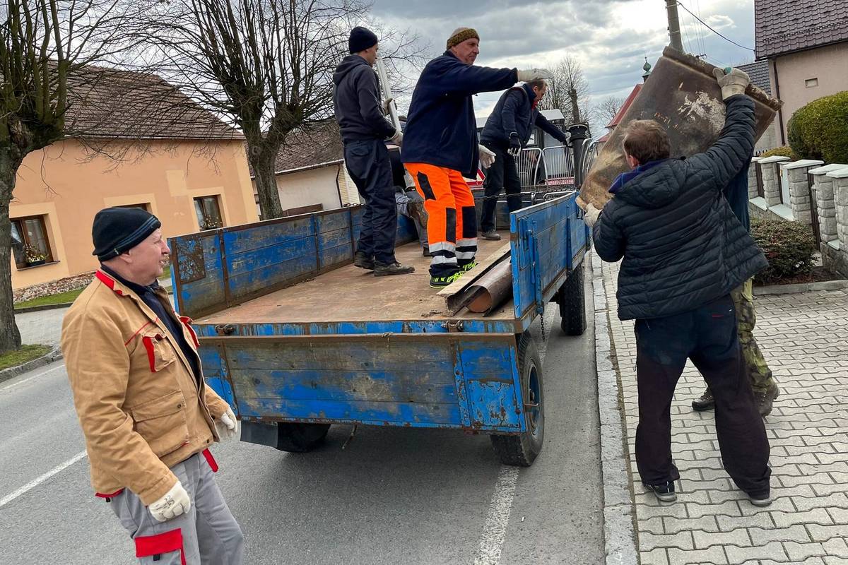 SDH Střelice pořádá železnou neděli. V neděli 20.10. bude proveden svoz železného odpadu. V případě zájmu ponechte odpad před domem. Odevzdat je možné železný šrot, barevné kovy a autobaterie. Jiný odpad nebude odebrán.