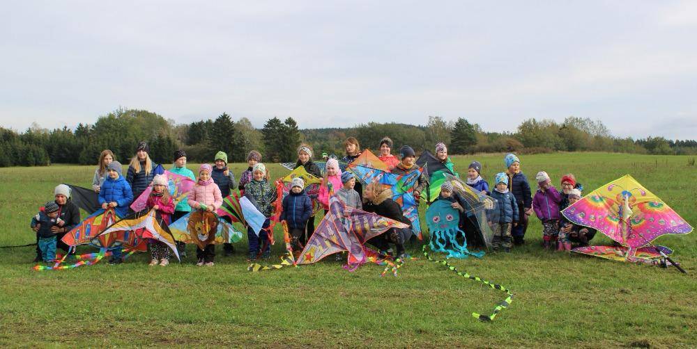 Dne 12.10.2024 ženy ze spolku uspořádaly pro děti a jejich rodiče tradiční "Drakiádu". Počasí se vydařilo na jedničku, vítr foukal tak, jak k takové Drakiádě patří a nechybělo pro všechny ani malé občerstvení.