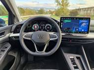 Golf osmé generace má po faceliftu bezmála třináctipalcový středový displej. Na něm vše konečně funguje, Volkswagen napnul síly a vytvořil jeden z nejpřehlednějších infiotainmentů současnosti.
