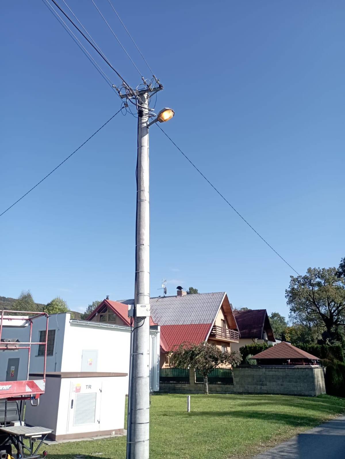 Nefungující lampa veřejného osvětlení na ul. Karlova byla opravena.  Kovář - vedoucí komunálních služeb