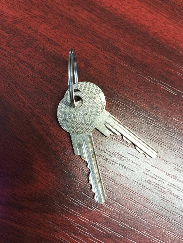 Dne 22.10.2024 byly nalezeny klíče (viz.foto) na pozemku u parku.   K vyzvednutí na obecním úřadě v Mířkově. 
