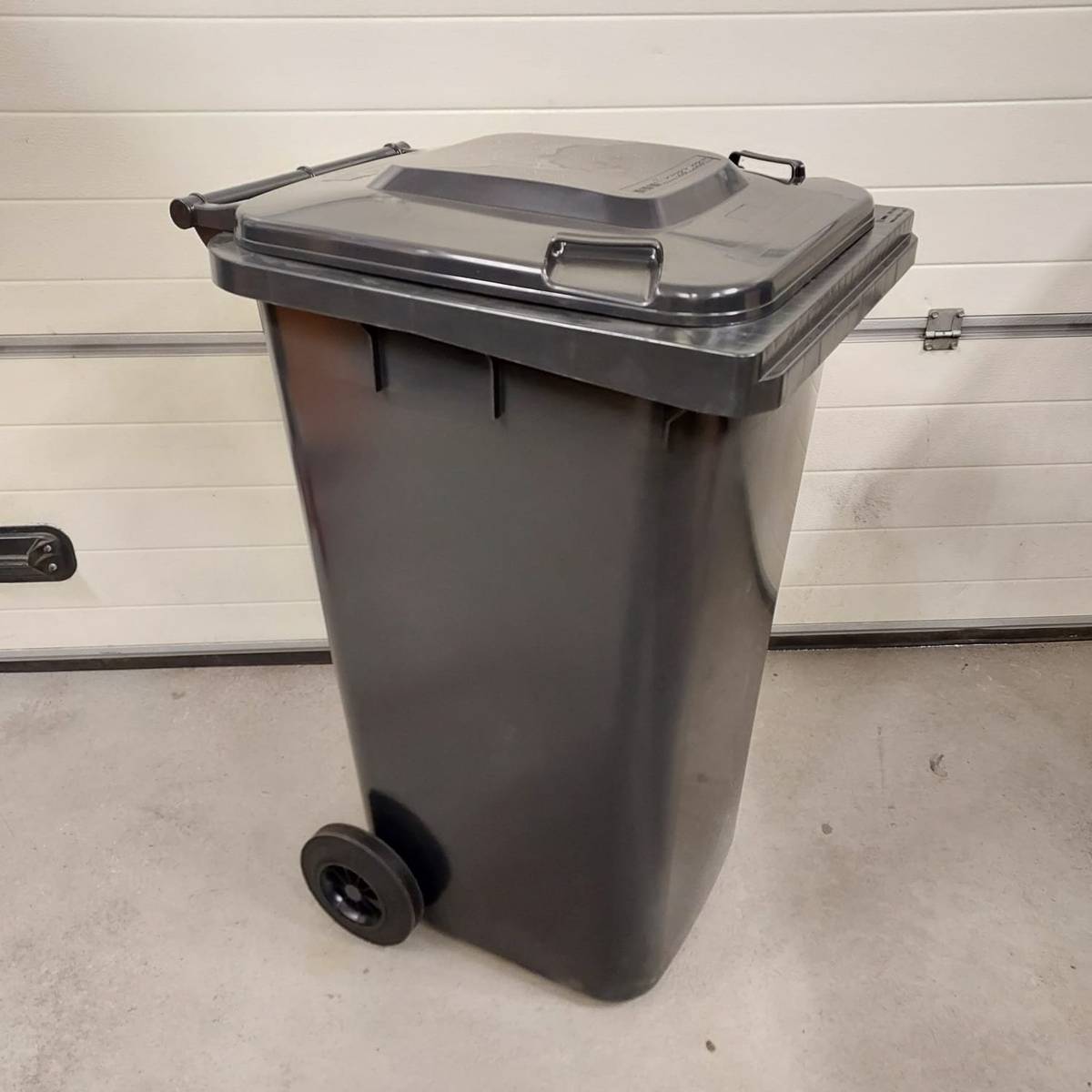 Vážení spoluobčané, z důvodu plánované změny systému svozu odpadů nebudou od 1. ledna 2027 sváženy plechové nádoby na odpad. Do této doby je tedy nutné plechové nádoby vyměnit za plastové. Nákup nádob doporučujeme od společnosti SOMPO, a.s., které si můžete objednat na OÚ.