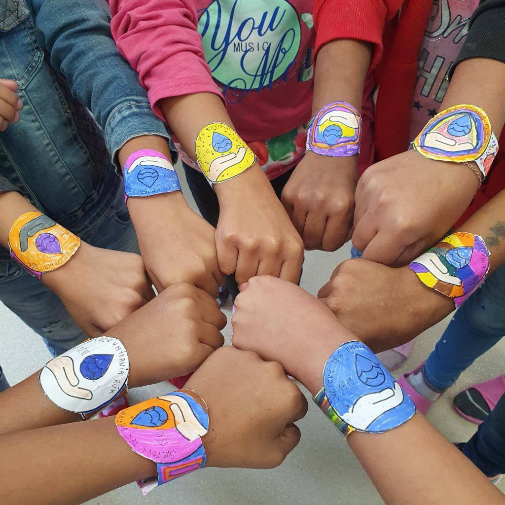 Naši žiaci si pod vedením učiteľov osvojujú dôležité hygienické návyky, ako je správne umývanie rúk. Tento jednoduchý, ale účinný postup pomáha chrániť ich zdravie a zároveň predchádzať šíreniu infekčných chorôb. 