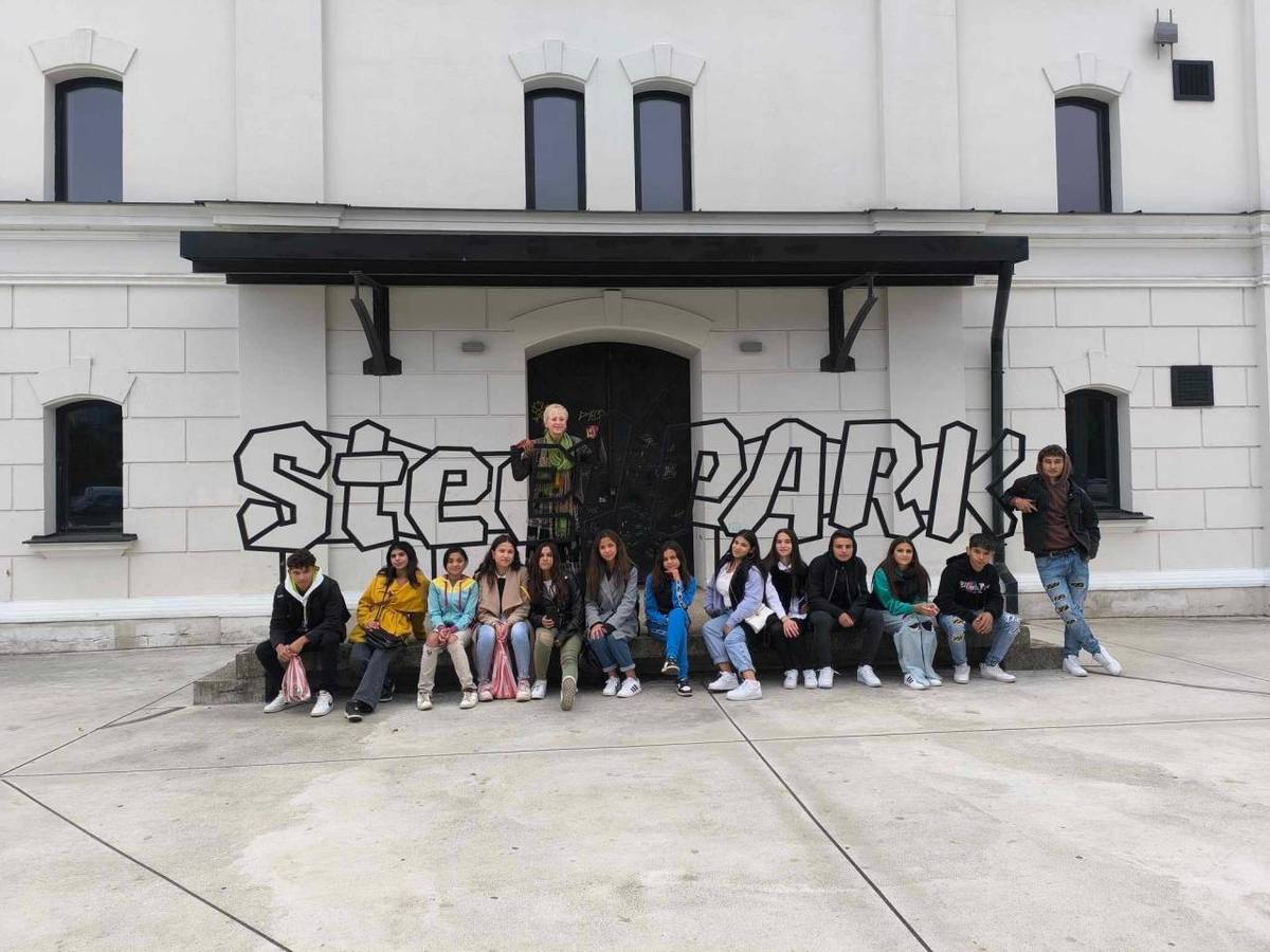 Steelpark je zábavné technické centrum a zároveň interaktívna výstava, ktorá ponúka aktívne hranie sa s  vyše 50 exponátmi z oblasti optiky, biometrie, geológie, fyziky, chémie, strojárstva. 