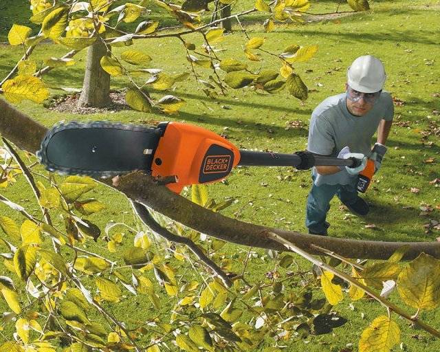 Vyzýváme tímto upozorněním vlastníky a uživatele nemovitostí, přes něž vede nadzemní elektrické vedení nebo na něž zasahuje ochranné pásmo, k pravidelnému odstraňování a oklešťování stromoví a jiných porostů ohrožujících bezpečné a spolehlivé provozování zařízení distribuční soustavy v majetku společnosti ČEZ Distribuce, a. s., jakožto provozovatele distribuční soustavy.