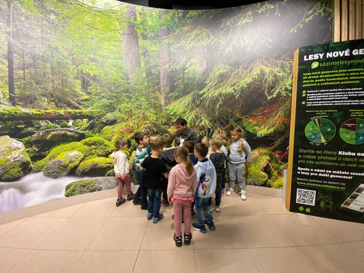 V úterý 15. 10. se třída předškoláků brzy ráno vypravila autobusem do Prahy. Děti si prohlédly Letnou a navštívily Národní zemědělské muzeum, kde byl pro ně zajištěn program "Lesy pro budoucnost". Všichni si den užili a dozvěděli se spoustu nových informací.
