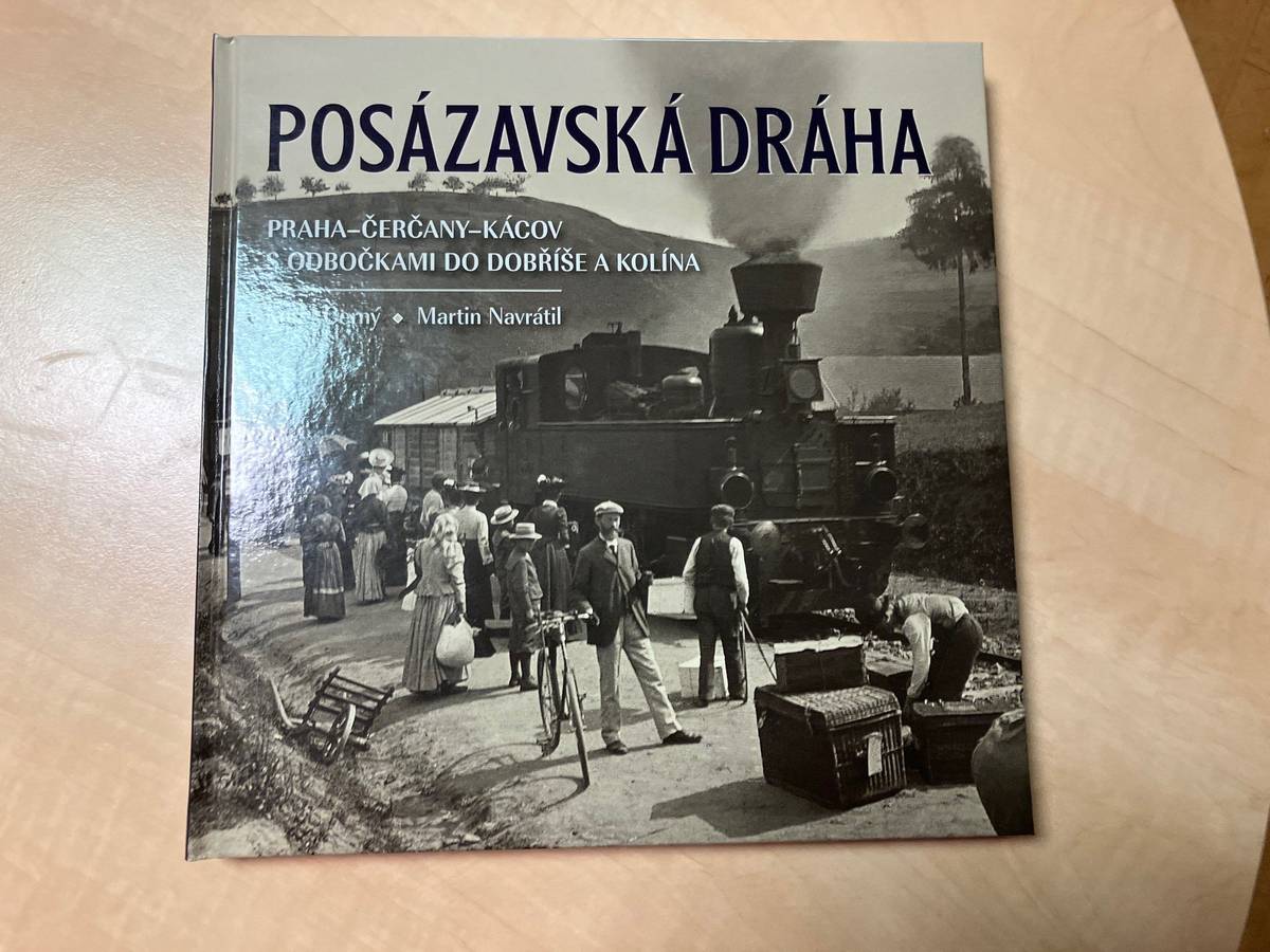 Knížka o historii dráhy, která kdysi byla jediným dopravním spojem pro naší obec Na obecním úřadě si můžete zakoupit knížku o historii posázavské dráhy která spojovala Prahu s Čerčany a Dobříší. Je bohatě  ilustrovaná dobovými fotografiemi a vypráví příběh o jejím vzniku i více než stodvacetiletém provozu.  Cena publikace je 299,-  Kč.