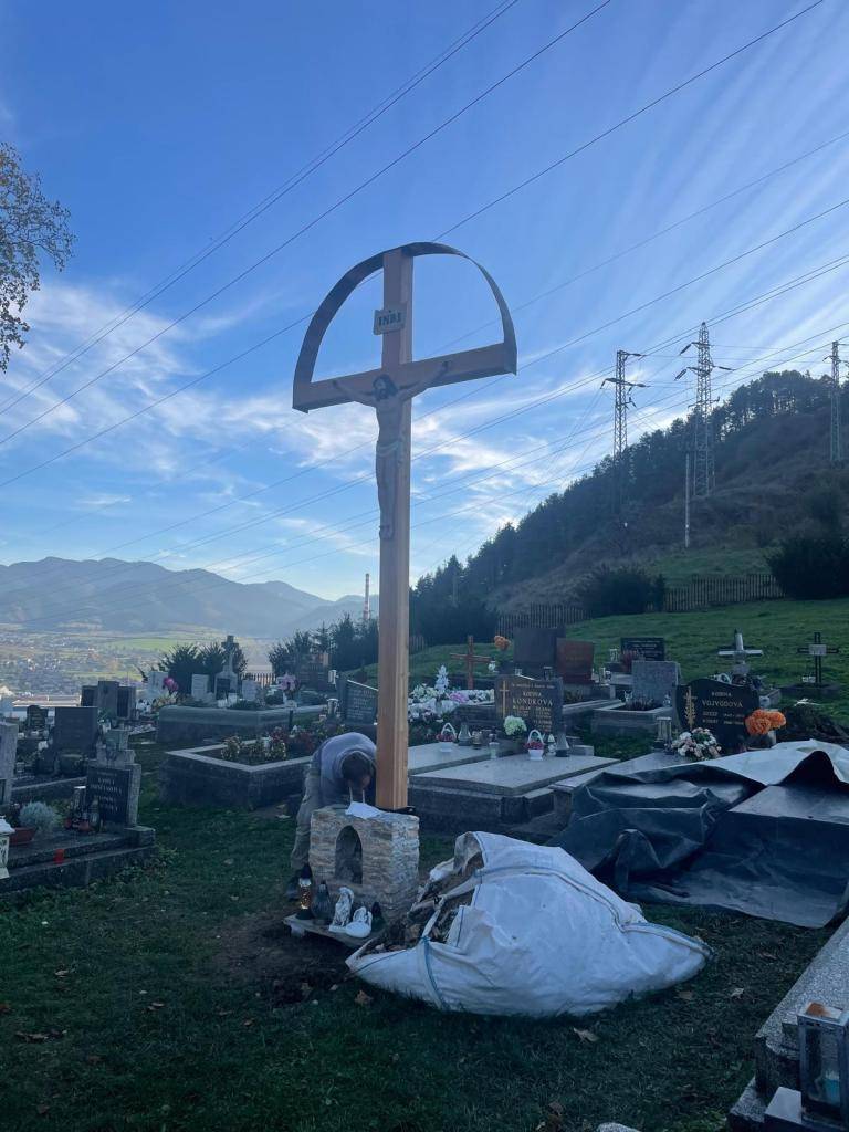 Dňa 21.10.2024 sme postavili nový kríž na cintoríne v našej obci, ktorý vyrobil Pán majster z Liptovskej Lúžnej a obnovu sochy zabezpečil pán Štefan Sališ. Chcem poďakovať spomínaným pánom ako aj dobrovoľníkom, ktorí ochotne pomohli pri jeho osadení na miesto. 