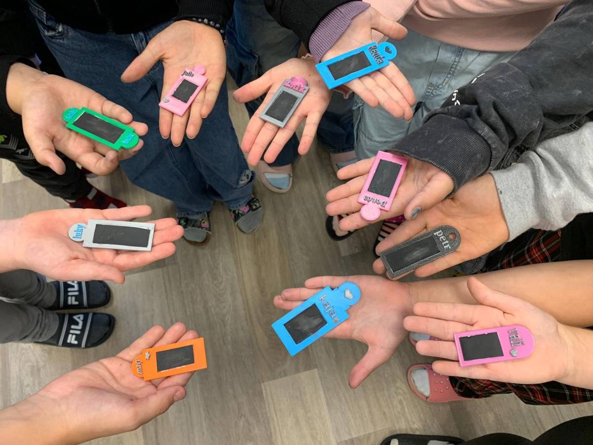 Výroba brusné destičky  Žáci si v modelovacím programu Tinkercad vytvořili návrh pro 3D tisk. Po vytisknutí si na destičku nalepili brusný papír. Destičku budou využívat k zabrušování tuhy kružítka.