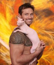 V časopise Playgirl by se zase vyjímaly snímky z 32. ročníku oblíbeného charitativního kalendáře, ze kterého už se stává tradice. Australští hasiči vydávají každý rok v říjnu unikátní kalendář, ze kterého jdou veškeré výdělky na charitativní účely a pomáhá tak potřebným. Příští ročník 2025 se může pochlubit pomocí zvířecím útulkům a dětem bojujícím s rakovinou.