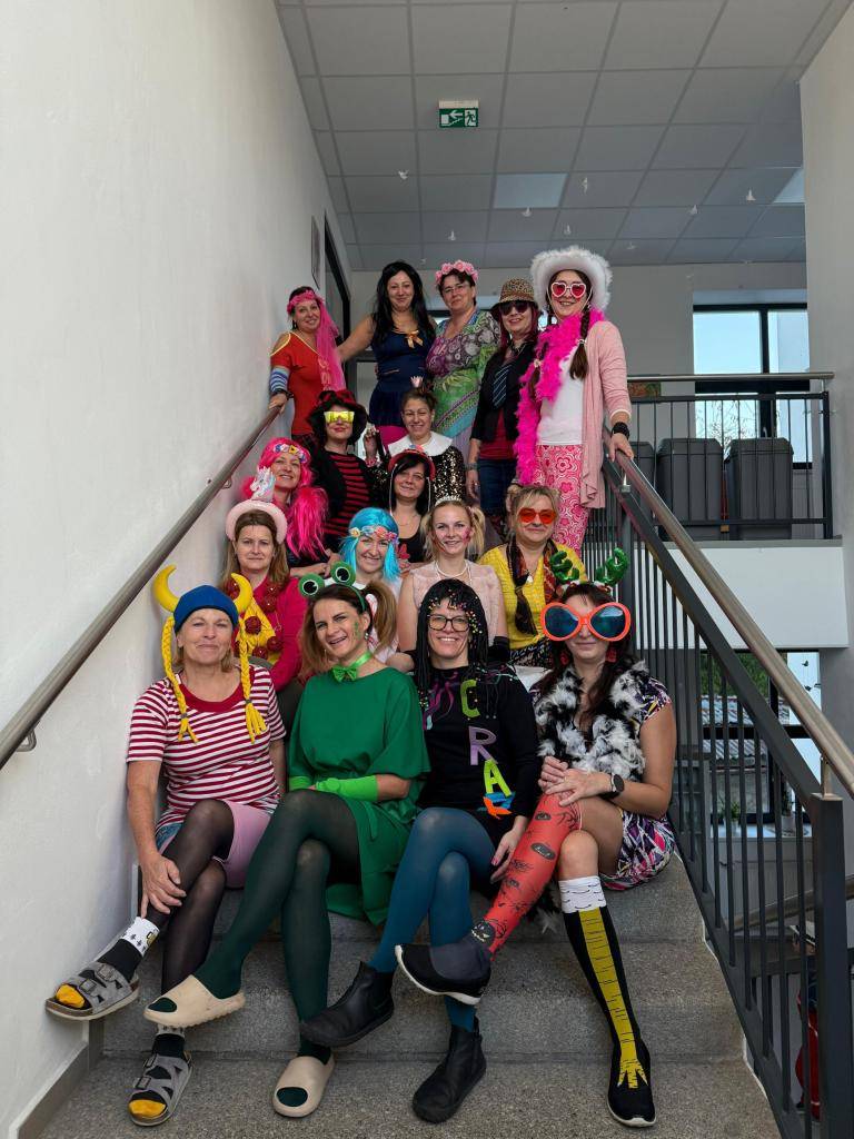 Dnes v pátek 25. října se u nás ve škole konal Crazy den, děti přišly v různých kostýmech, v barevném oblečení i paní učitelky pojaly dnešní den každá po svém:-)