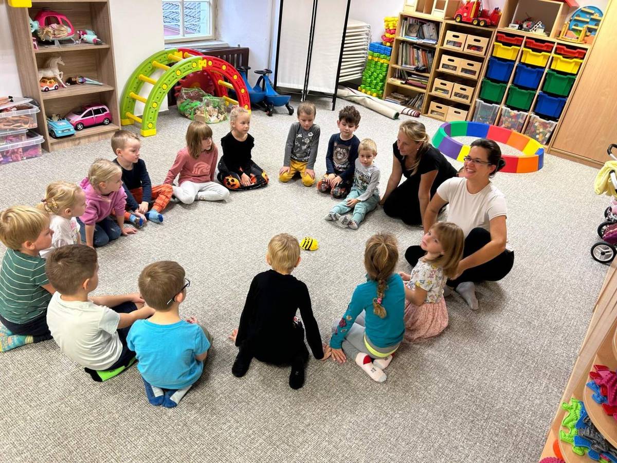 Děti ze třídy Ježků si vyzkoušely programování s robotickou včelkou.