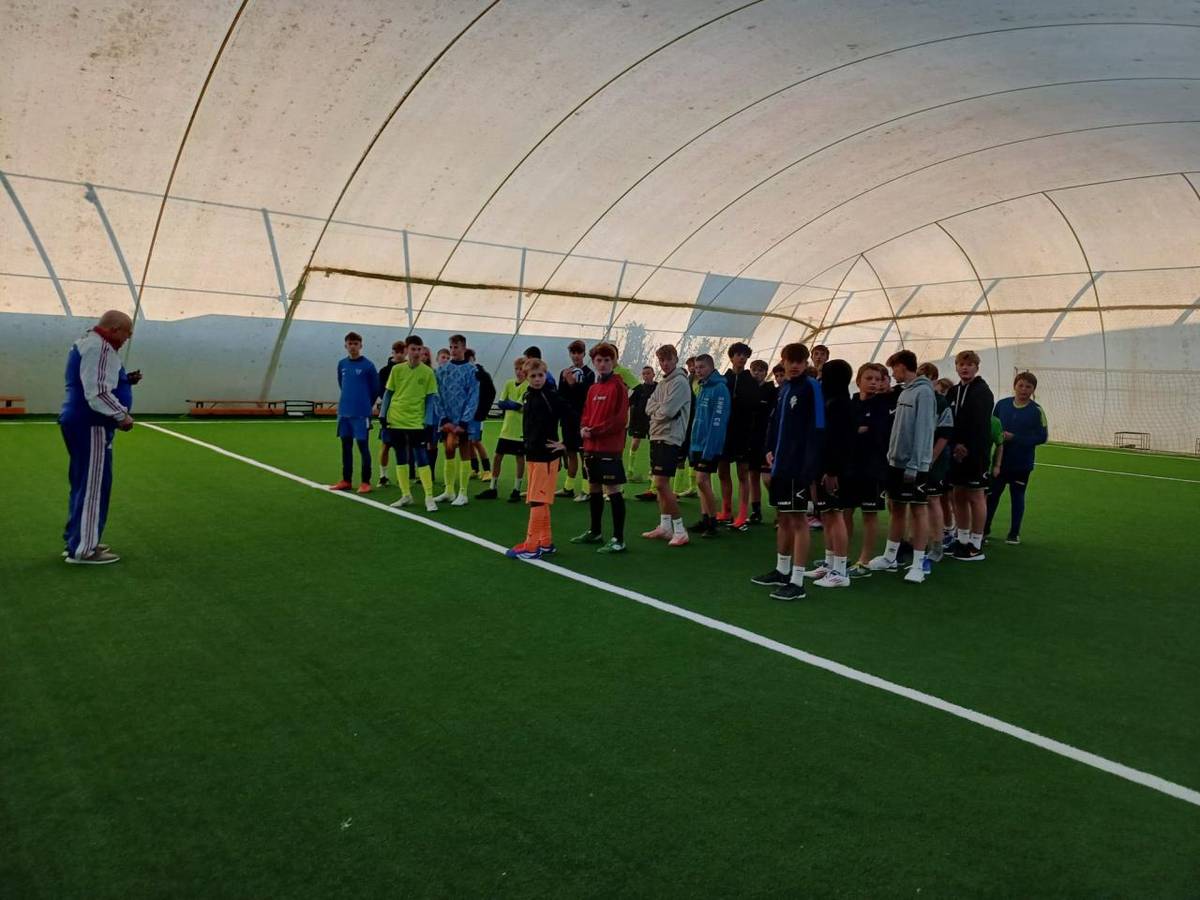 V pondělí 21.října se vybraní žáci 7.,8. a 9.tridy zúčastnili turnaje v sálové kopané konané v Benešově.