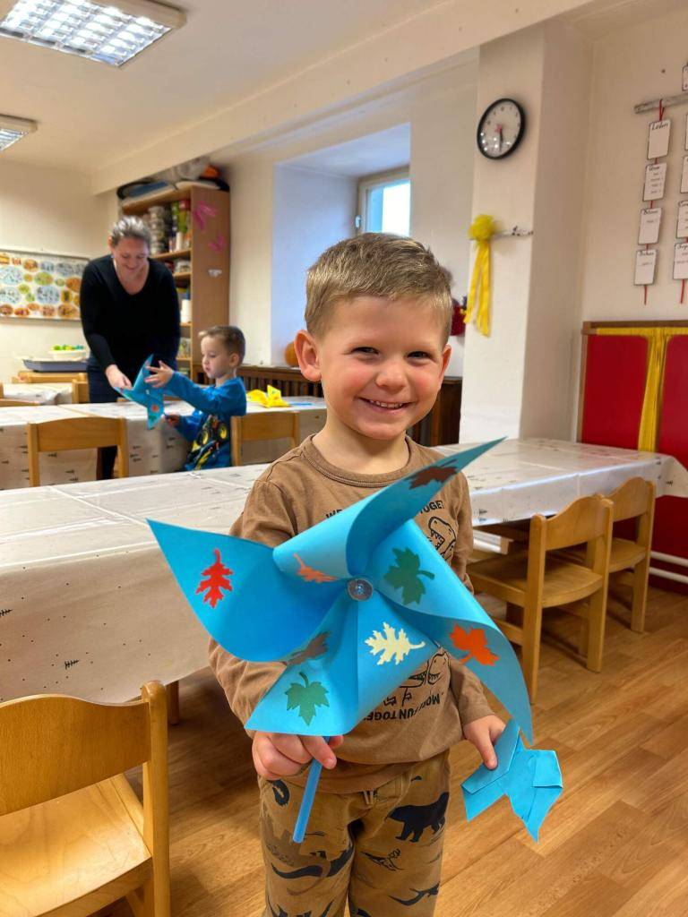 Děti ze třídy Ježků tvořily se svými rodiči.