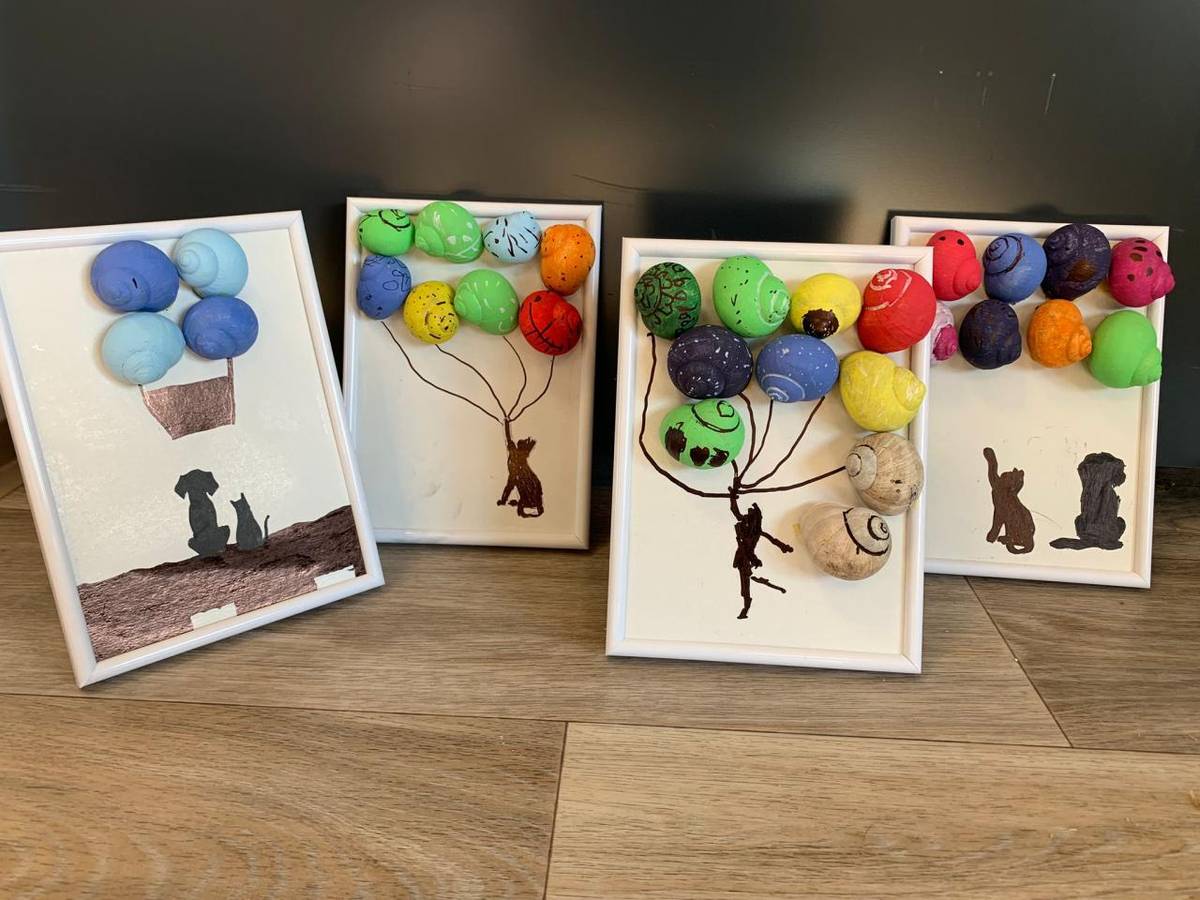 Kompozice z barvených hlemýždích ulit.