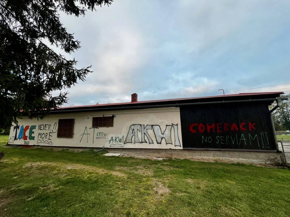 Před měsícem a půl byl poškozen majetek obce dílem na prvním obrázku Objednaná firma fasádu v tomto týdnu opravila. Dnes ráno se opět ukázalo, kam sahá míra inteligence autorů. Na druhém a třetím obrázku výtvor z dnešní noci. 