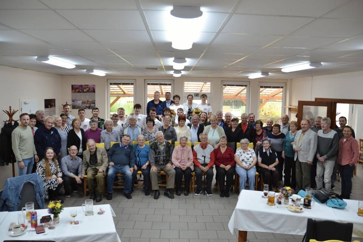 V sobotu 19.10. jsme strávili příjemné odpoledne s našimi seniory. O zábavu se postaraly děti z naší MŠ a vyhrávala nám oblíbená kapela Pepovanka.