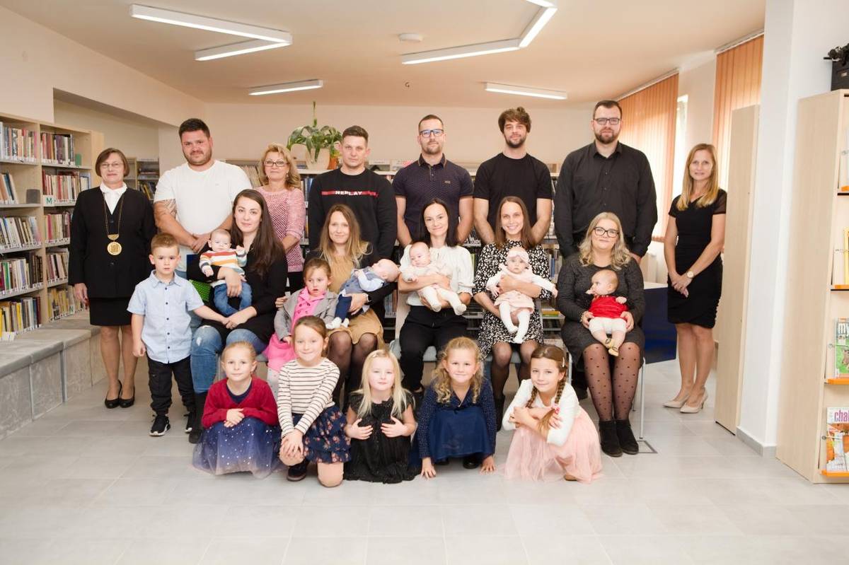 Poslední letošní vítání občánků proběhlo v pátek 18. 10. Tři děvčátka a dva chlapce přivítaly děti z MŠ Kájov krásným vystoupením.