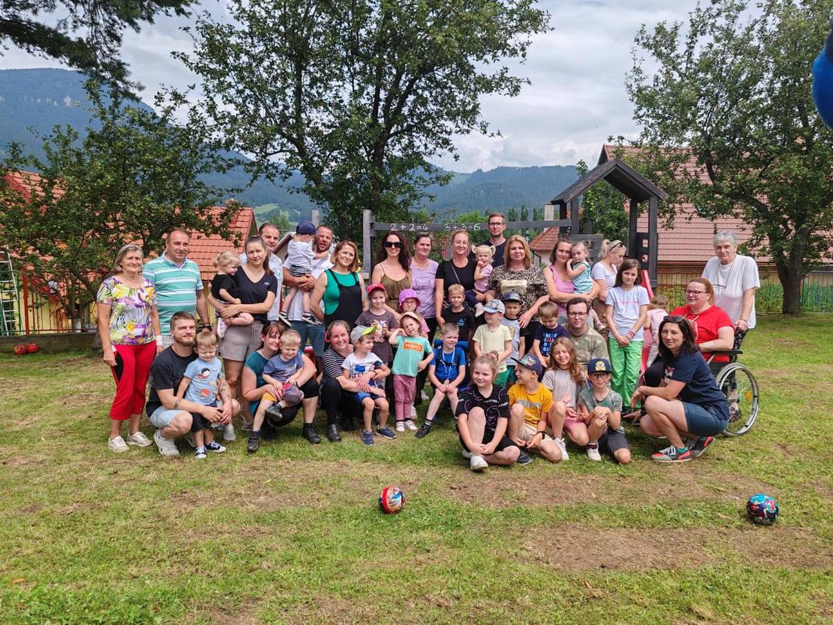 Koniec školského roka už tu máme,  na prázdniny netrpezlivo všetci čakáme.  Každý sa len na to teší,  že sa v lete nič učiť nemusí.  Dovidenia, kamaráti milí,  prajeme Vám krásne prázdniny,  vidíme sa opäť v septembri.