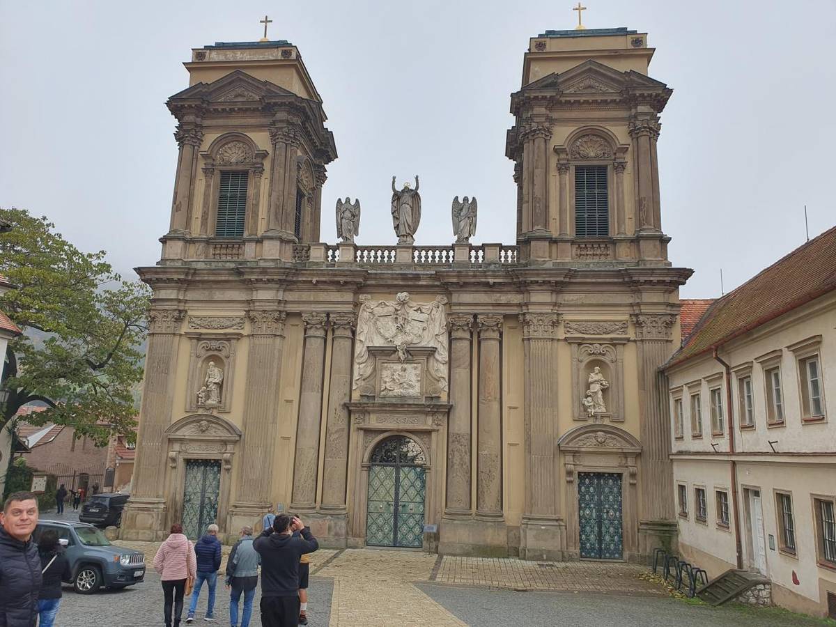 Ve dnech  25.10.- 28.10.2024 se konal zájezd občanů Drachkova na Moravu. Účastníci byli ubytováni ve Velkých Dunajovicích. Během pobytu navštívili zámek Lednice, Valtice a Mikulov. Užili si degustaci vín v rodinném vinařství Šoman a podívali se do zajímavých měst- Mikulov, Valtice.