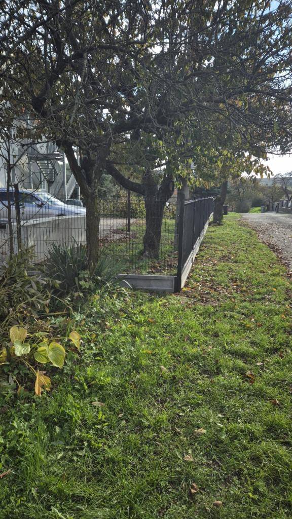 Namontovanie oplotenia okolo areálu školy. 