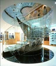 Eva Jiřičná ve světě proslula hlavně svými skleněnými schodišti, obuvnictví Joan & David na New Bond Street, Londýn, 1994.