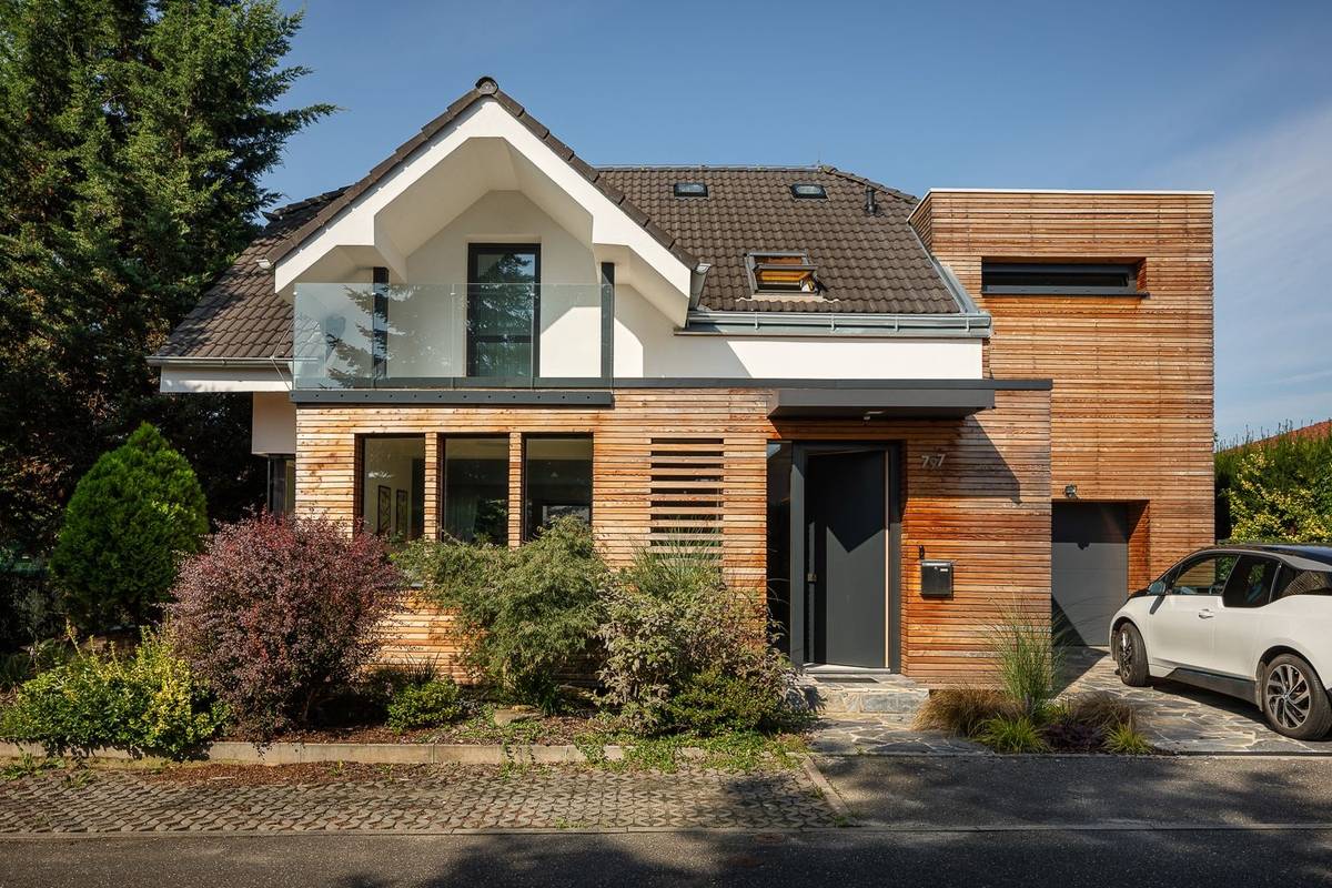 Rekonstrukce začala demolicí staré garáže, která neměla základy...