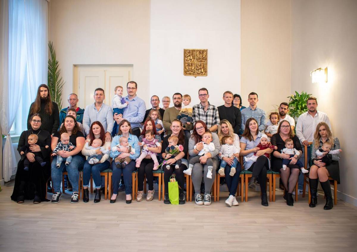 Ve čtvrtek 24. října 2024 se uskutečnilo podzimní vítání občánků. Přivítáno bylo 18 dětí ve dvou skupinách (6 holčiček, 12 chlapečků).