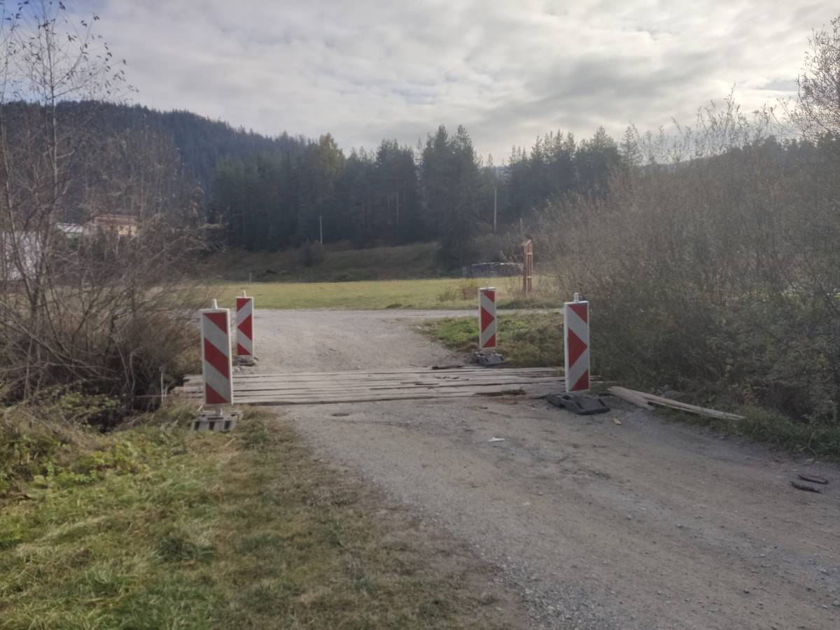 ❗Upozorňujeme na havarijný stav mosta smerom na Studničky ❗ Objekt sme označili a odporúčame obmedziť prejazd nákladnými vozidlami. Pracujeme na zabezpečení mosta.