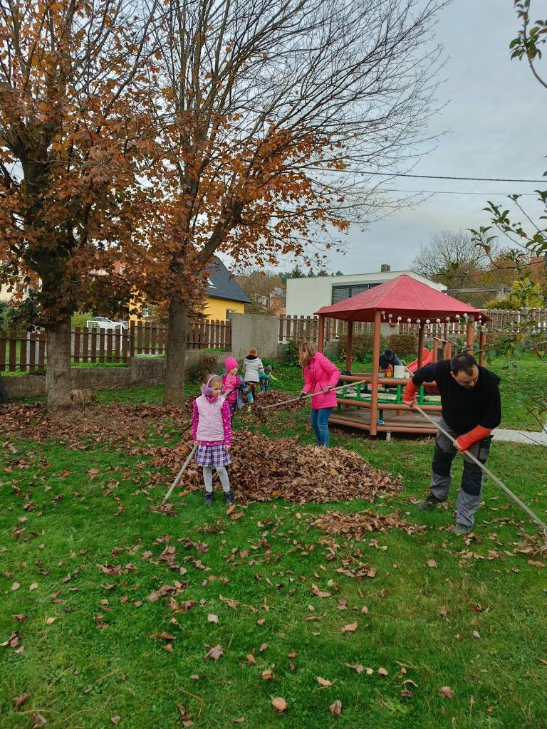 Krátké vystoupení dětí na zahájení. Společný úklid zahrady s dětmi a rodiči. Zpívání písníček u ohně. Opékání špekáčků.