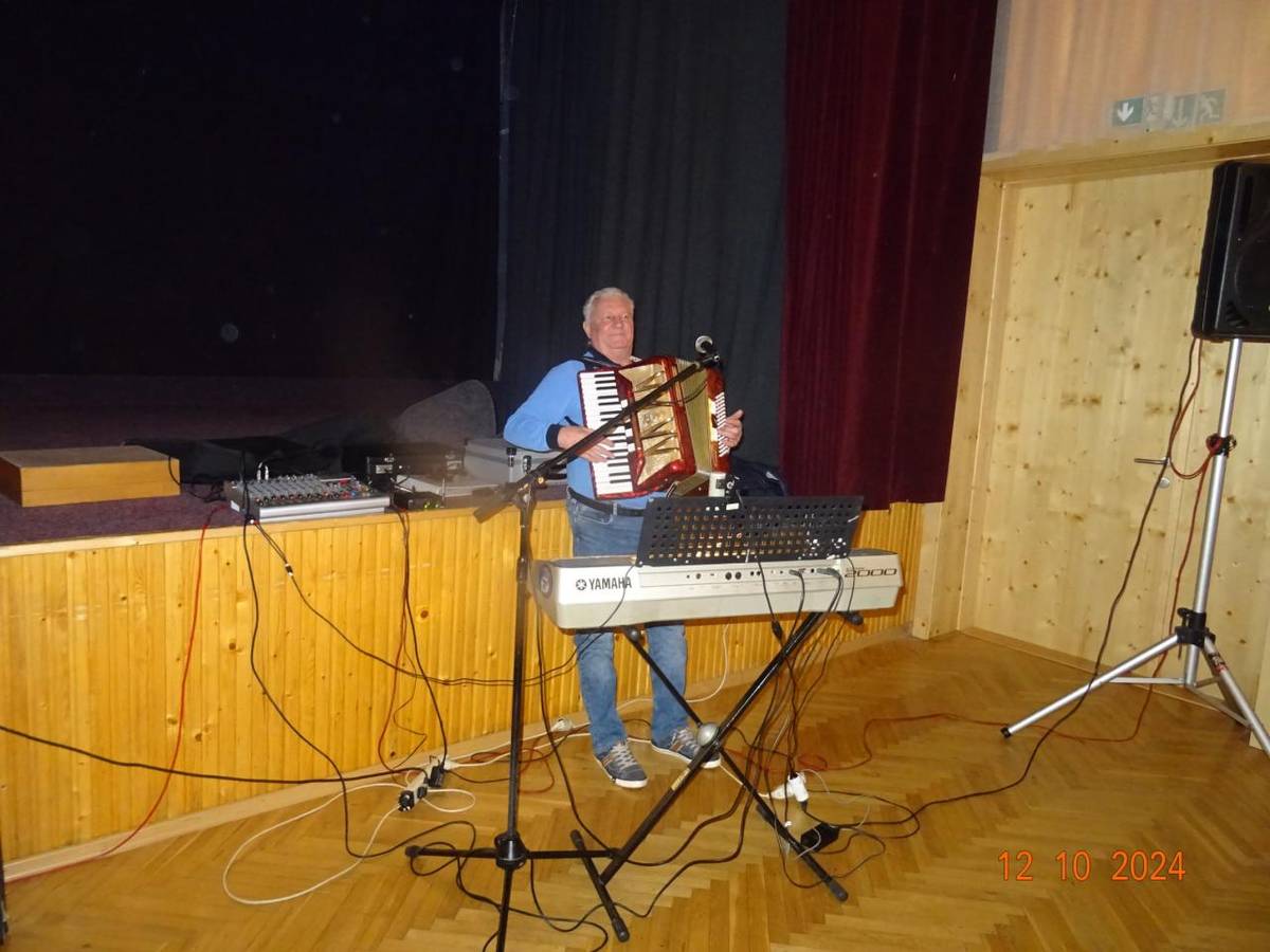Posezení s harmonikářem (nejen pro dříve narozené) se uskutečnilo 19. 10. 2024 v kulturním domě.  Foto Bedřich Škraňka. 