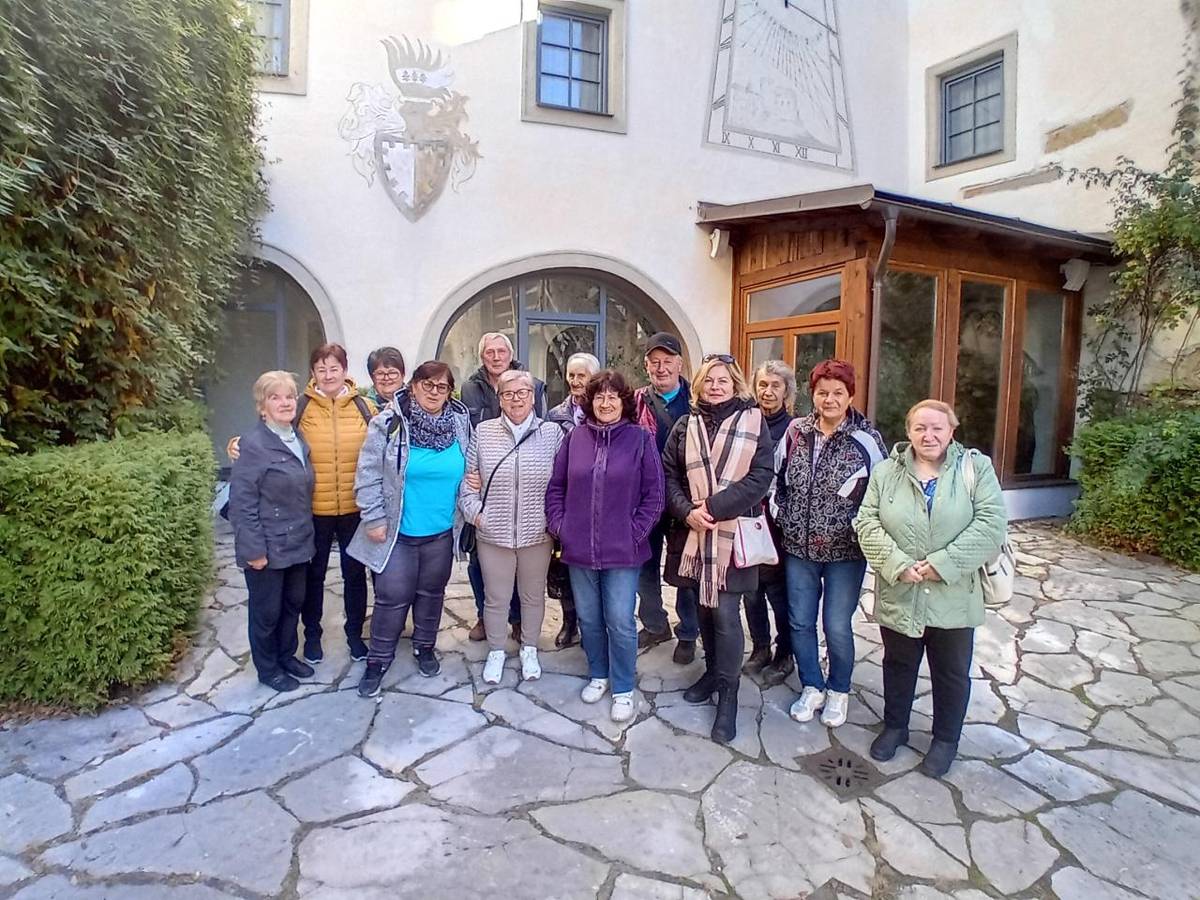 24.10. naša JDS   navštívila blízky hrad spojený  s kaštieľom v Lipt. Hrádku, zaujímavým   výkladom  p. Brezinu/ sprievodca/ sme sa dozvedeli o histórii  hradu v našom okolí, o jeho úpravách, o histórii  v minulosti aj v súčasnej dobe.Prehliadka bola zaujímavá a spoznali sme aj krásu v našom regióne