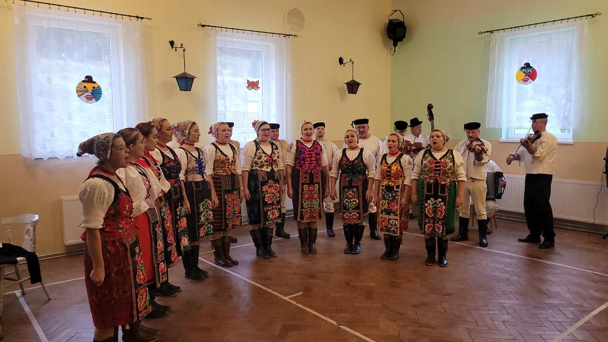 Celý október sa nesie v znamení úcty k starším a tak sme si aj my spomenuli na našich seniorov a pripravili im malé posedenie s kultúrnym programom. Ďakujeme deťom z našej MŠ, celému kolektívu FSk Vernár, pracovníkom OcÚ  a celému tímu, ktorý sa pričinil o tento nádherný večer. Samozrejme ďakujeme aj našim seniorom , ktorí prijali pozvanie, prajeme im veľa zdravia a tešíme sa o rok na ďalšie podobné stretnutie.