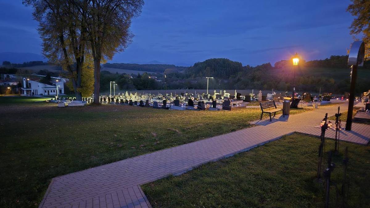 Dopĺňame lampy osvetlenia chodníkov na cintoríne. 