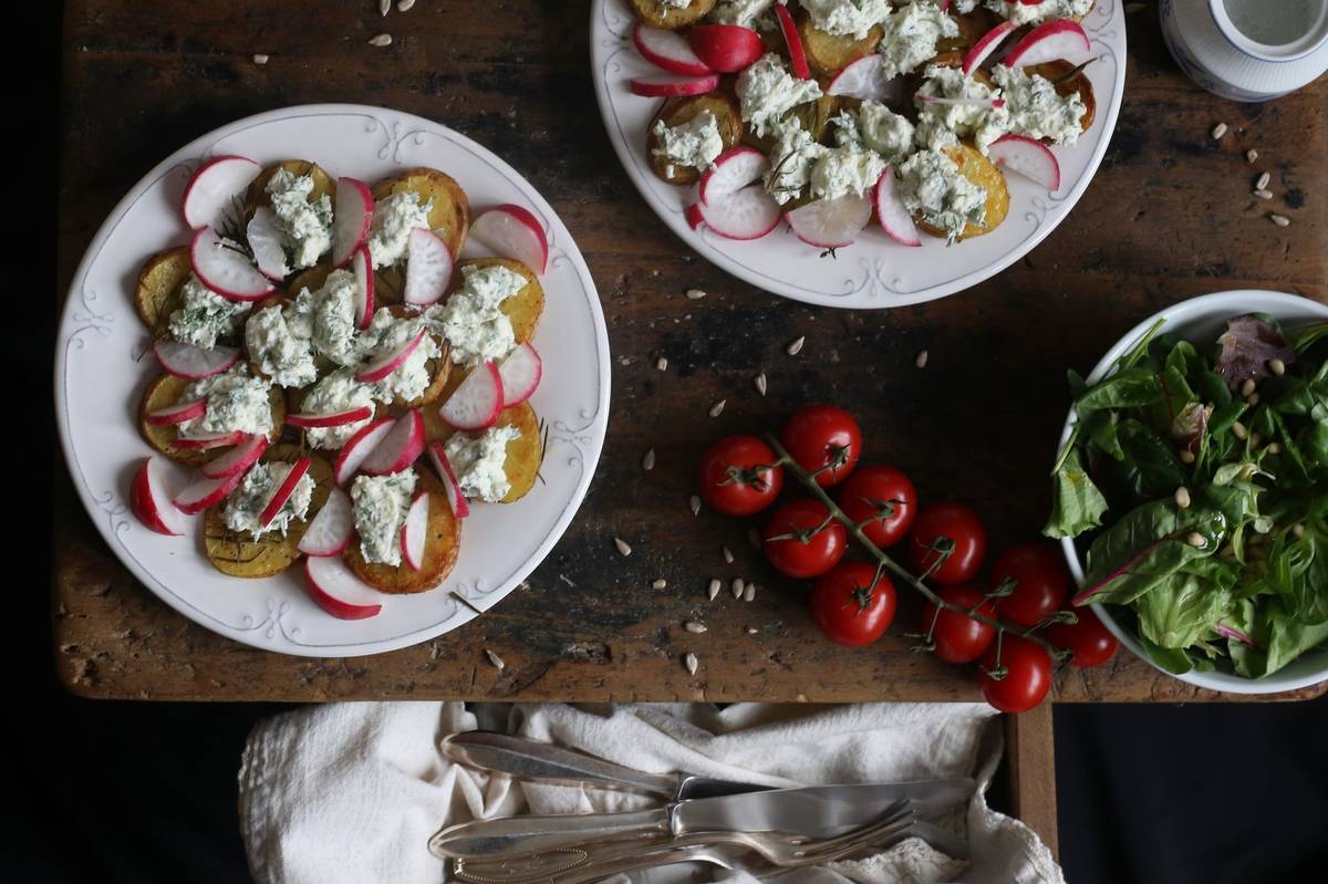 Pečené brambory s ředkvičkami a koprovým dipem.