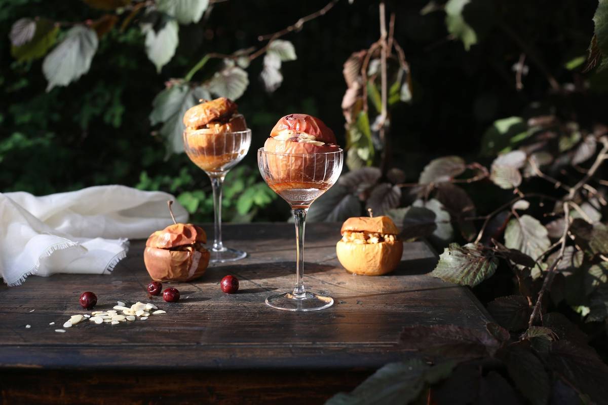 Pečená jablka s višňovo-mandlovou nádivkou.