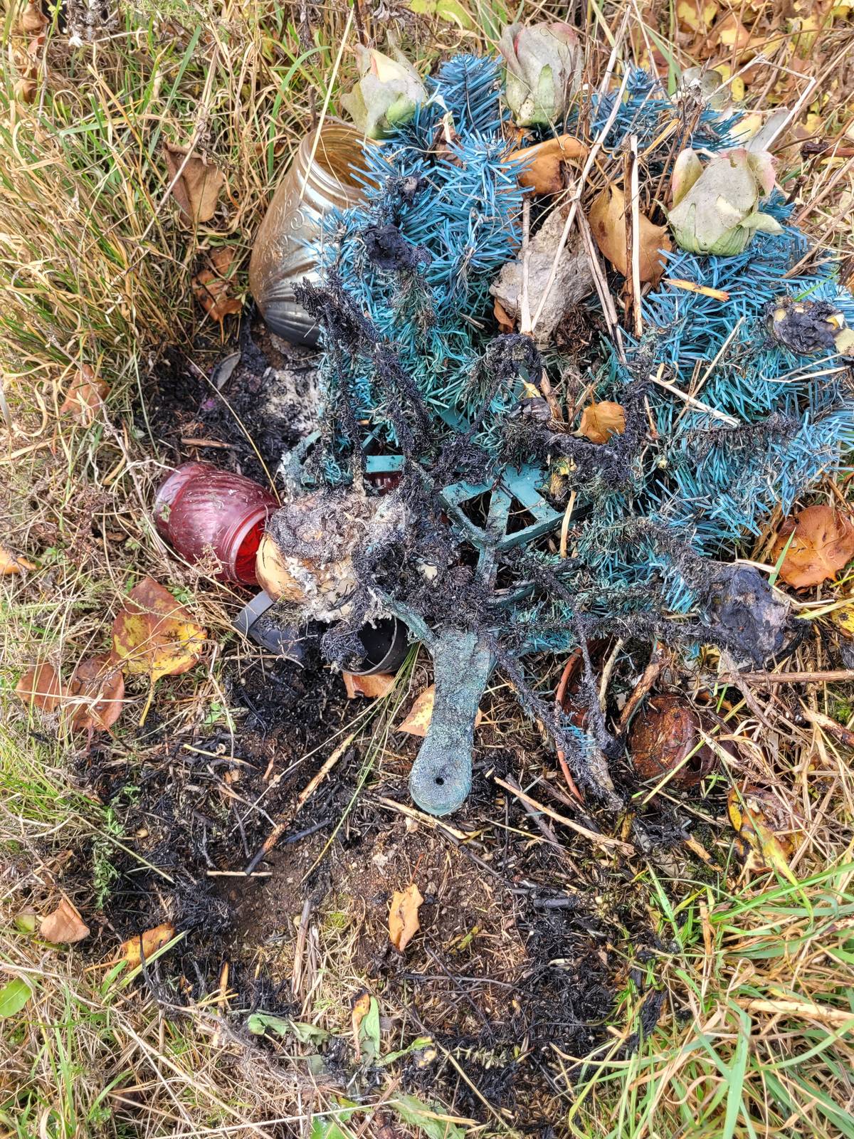 ❗UPOZORNENIE❗ Upozorňujeme návštevníkov cintorína na obozretnosť pri pálení sviečok v blízkosti vencov a na neupravených suchých hroboch z dôvodu možného vzniku požiaru. Práve dnes sme takúto skúsenosť mali a nebyť duchaprítomnosti náhodných návštevníkov cintorína, tak by sa oheň rozšíril aj na okolité hroby. Ďakujeme za pochopenie.