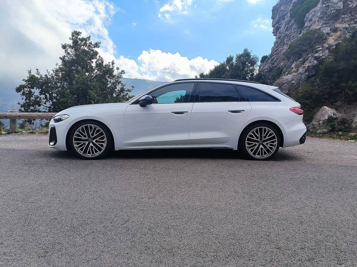 Audi A5 stojí na nové koncernové platformě pro prémiové modely se spalovacím motorem. Oproti předchůdci A4 narostla novinka o sedm centimetrů do délky.