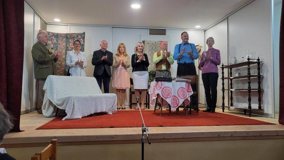 Obec aj tento rok privítala a uctila si seniorov z obce Kurimany kde ako poďakovanie sme si pripravili pre seniorov pohostenie, darček a divadelné predstavenie Ochotníckeho divadla z Vrbova. Na začiatku tejto slávnosti sa prihovoril starosta obce Ing. Martin Faltin  