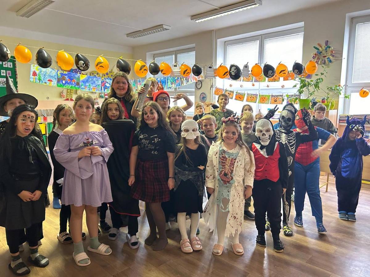 Odpoledne plné her a soutěží, moderování, setkání s kostlivcem... všem rodičům děkujeme za spolupráci a přípravu občerstvení pro děti. 