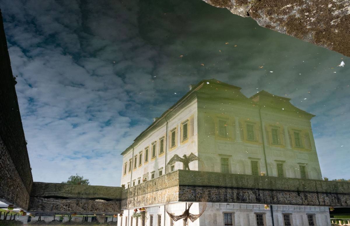 Renesanční zámek Kratochvíle stojí na Prachaticku. Je jako vila, kterou kolem dokola obklopuje vodní příkop, zahrada a zeď.