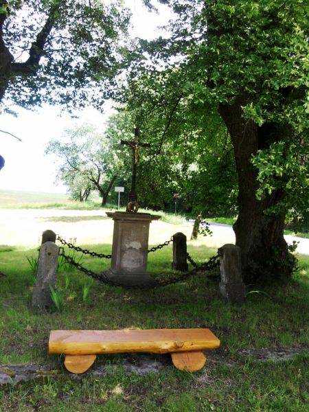 Budeč - osada západně 4 km od Úněšova v nadm. výšce 573 m. Přístupná je místní komunikací z Číhané nebo po silnici z Pláně. Zástavba je kolem okrouhlé návsi.    Zvláštnost: V roce 1964 se při kopání v obci našel poklad stříbrných mincí. Uloženy jsou v muzeu v Manetíně.  