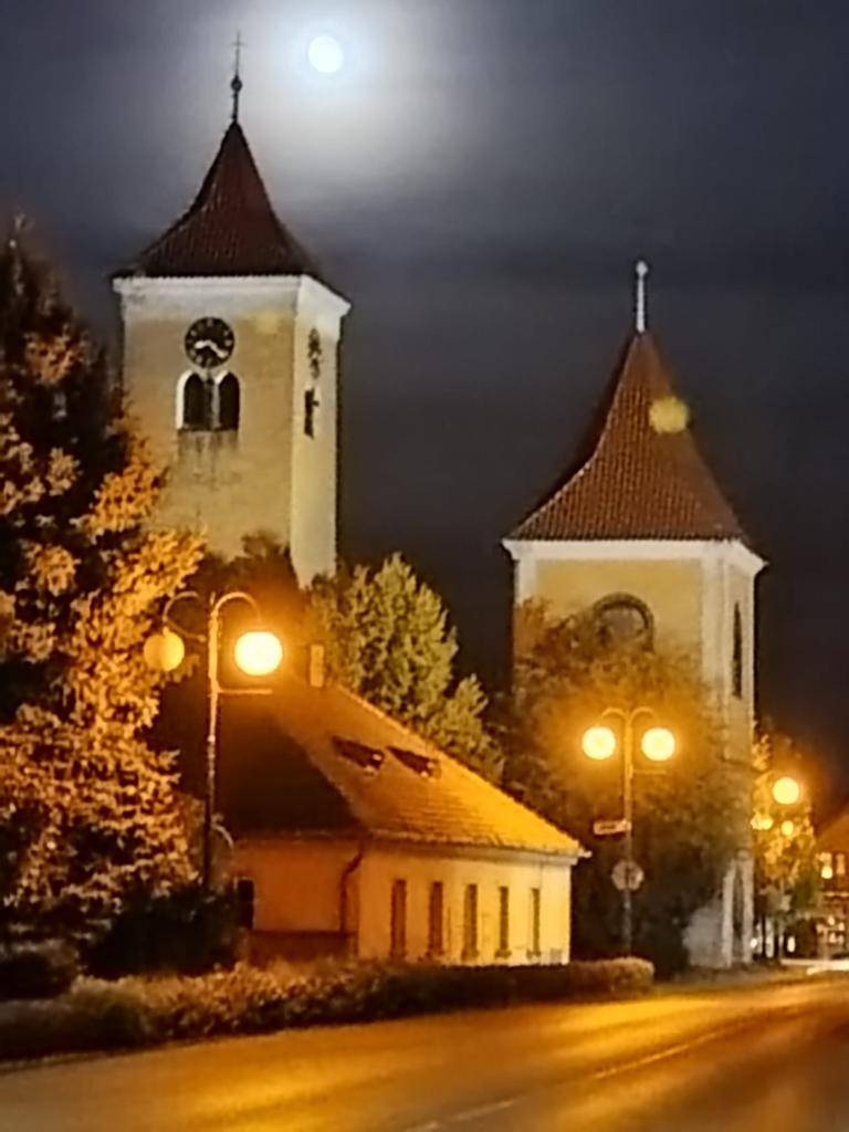 Advent se blíží... Jako každý rok i letos na sobotu  30. listopadu od 14 hodin chystáme Vítáni adventu v Nehvizdech, a to opět v areálu školy a školní tělocvičny.   Součástí Adventu je i adventní trh.