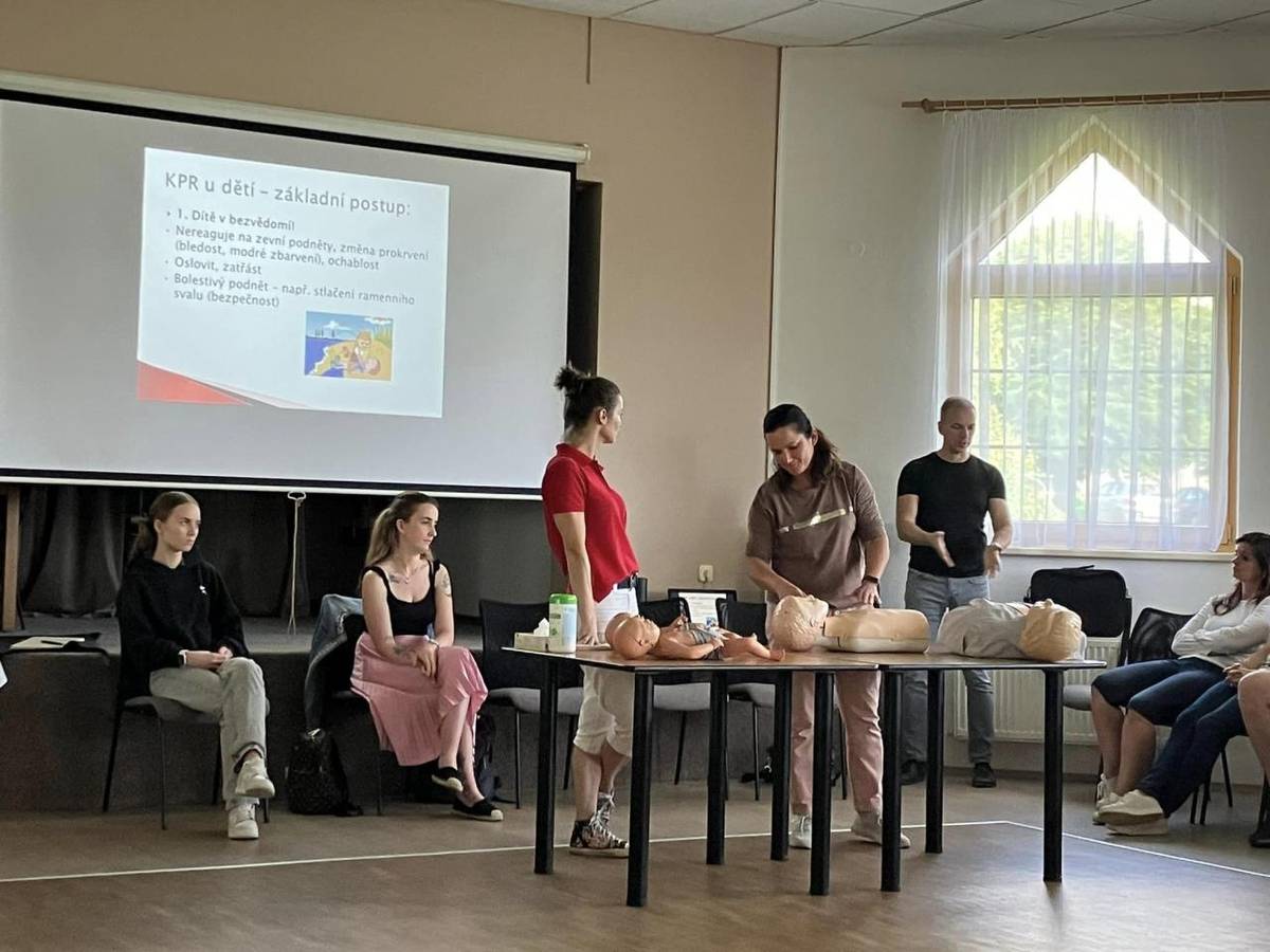 Dne 11. června proběhl v prostorách kulturního domu kurz první pomoci a resuscitace se zaměřením na děti.  Kurz vedl Prim. MUDr. Dalibor Hudec a zástupce primáře MUDr. Silvie Švidrnochová.  Při kurzu byl kladen důraz především na praktický nácvik a byl velice přínosný.
