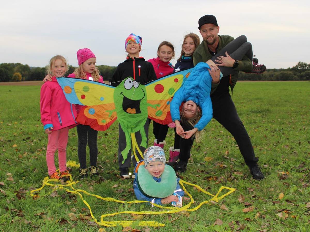 Pouštění draků na louce za vsí